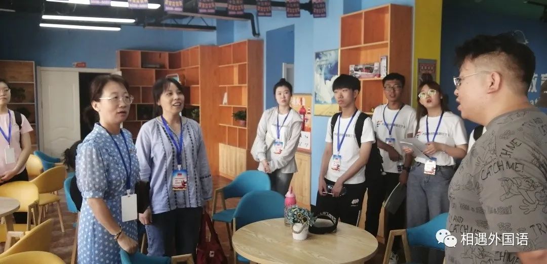 一群人正在聊天描述已自动生成