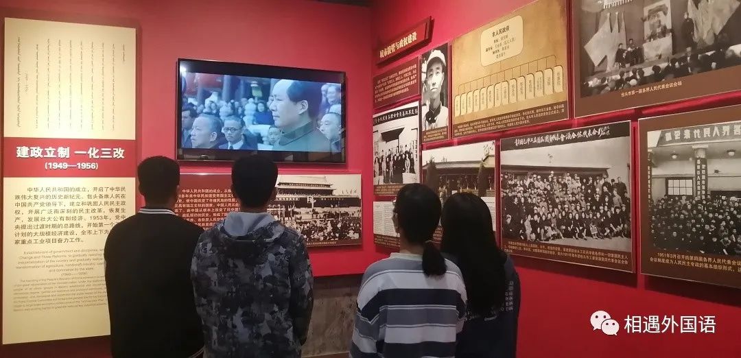 人们在看台上低可信度描述已自动生成