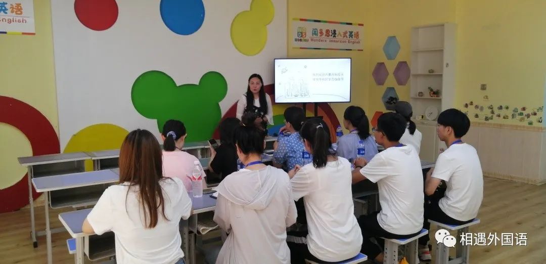 一群人正在聊天中度可信度描述已自动生成