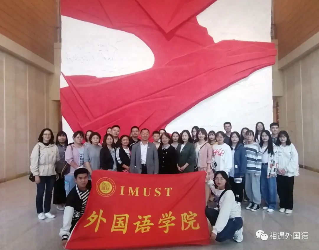 图片包含 建筑, 室内, 男人, 桌子描述已自动生成